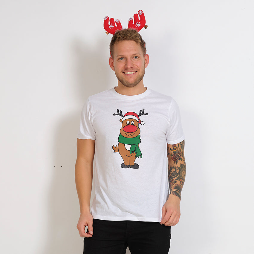 En smilende mand iført en hvid T-shirt med Rudolf.