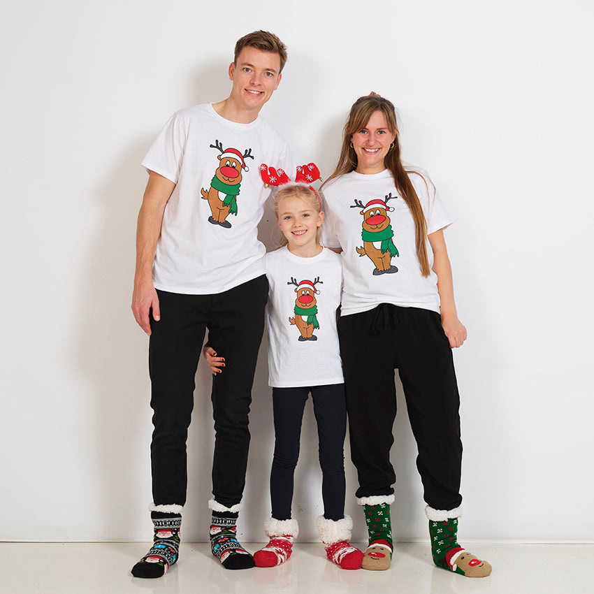 En mand, en dame og et barn iført samme hvide T-shirt med Rudolf på.