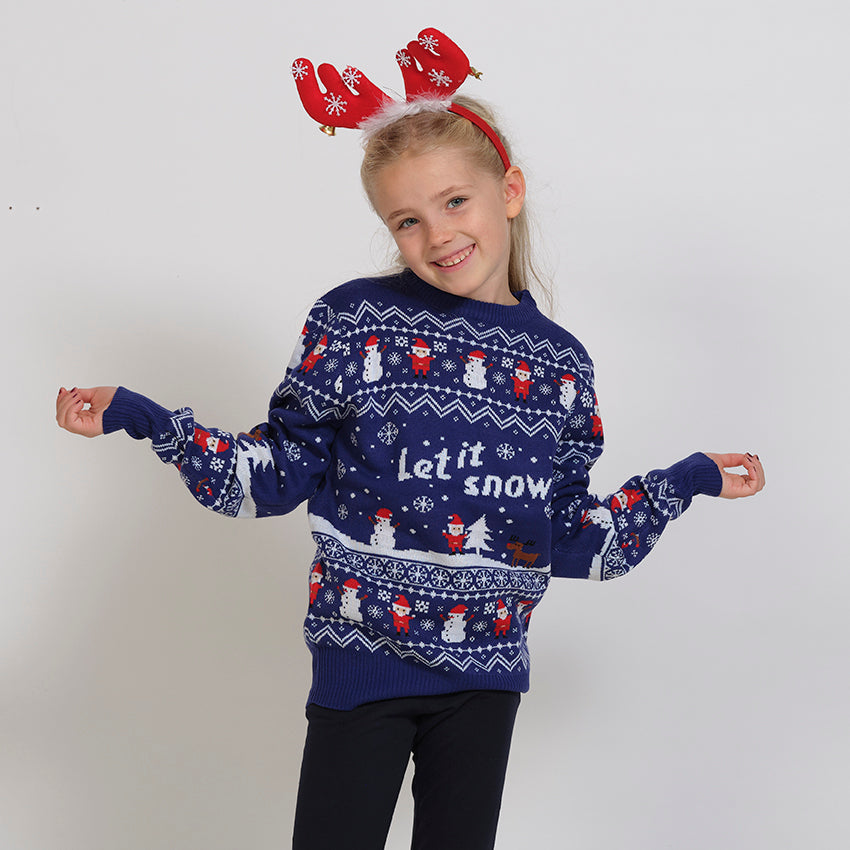 Et barn iført en blå julesweater med citatet 
