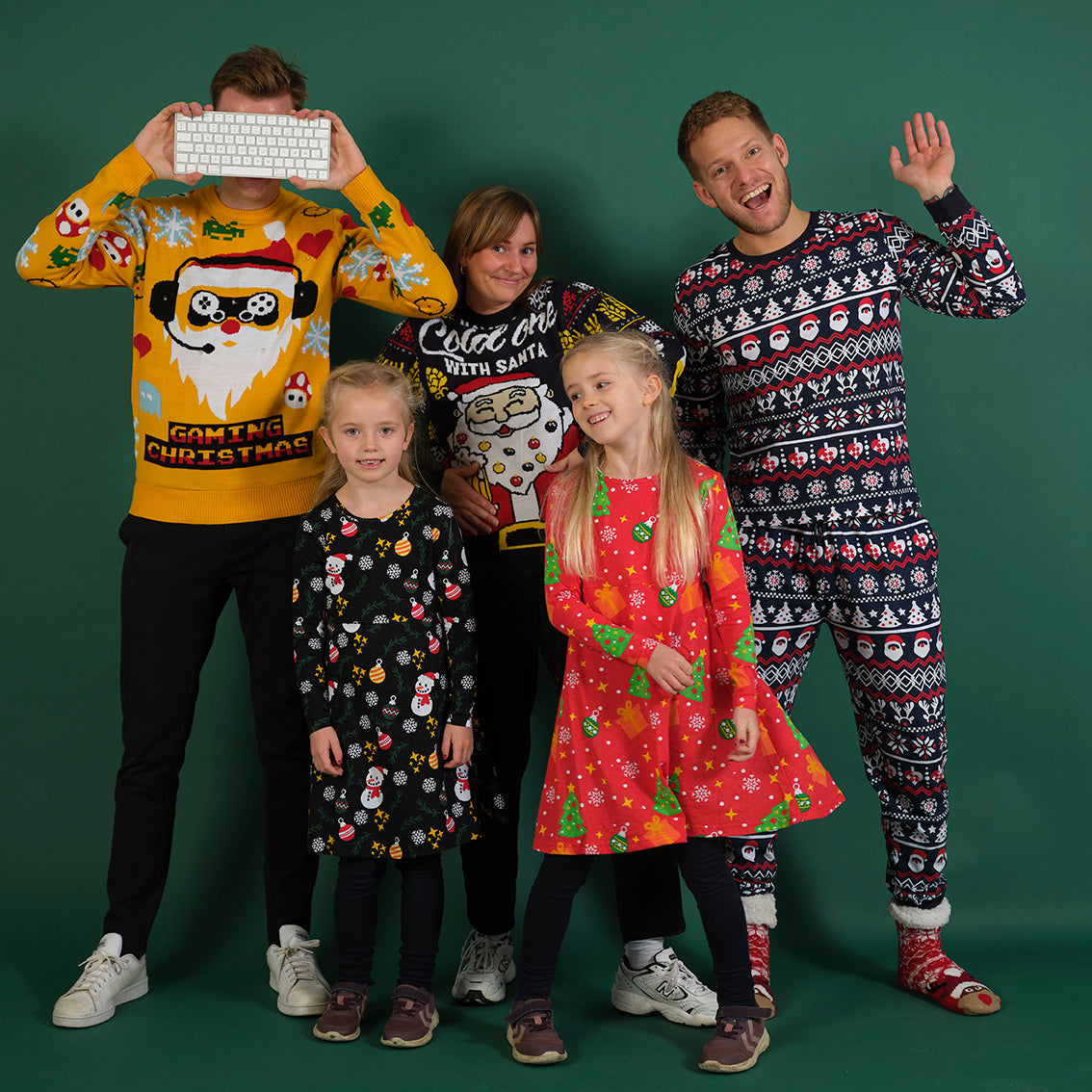 5 mennesker hver iført deres egen julesweater.