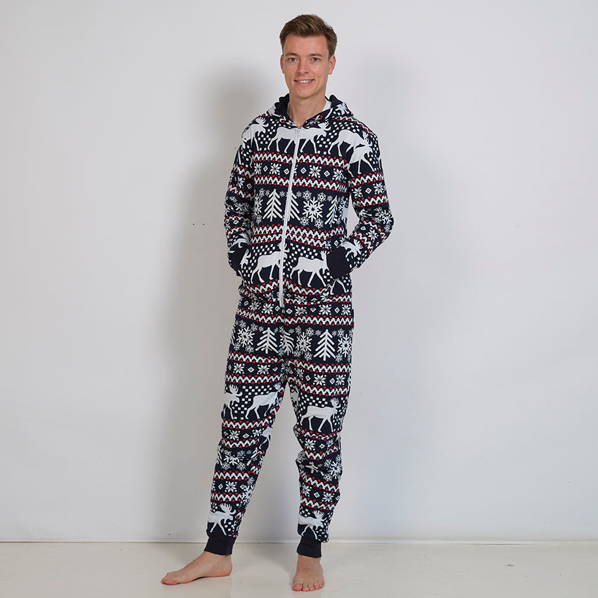 En mand står en et julejumpsuit.