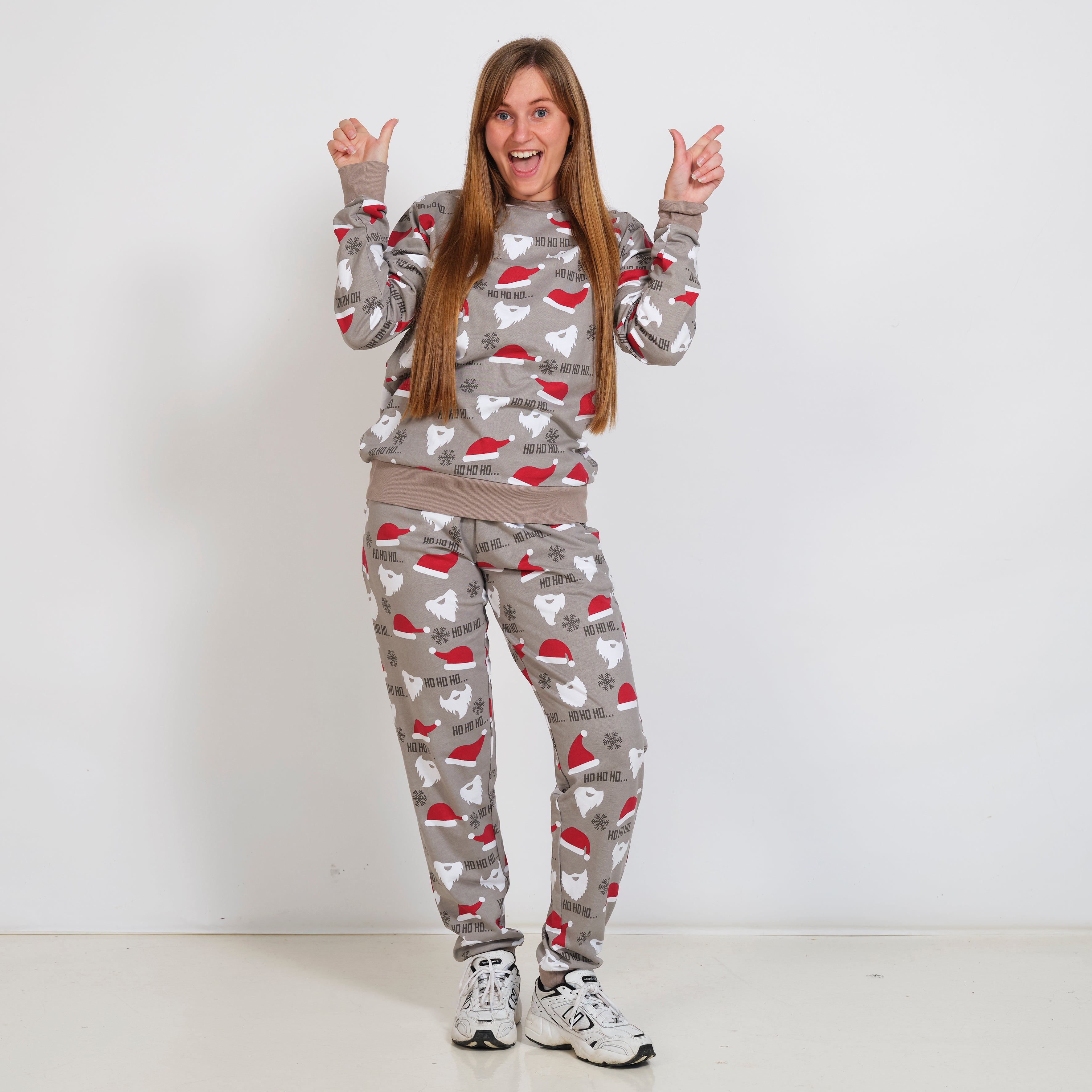 En kvinde iført en grå julesweatsuit.
