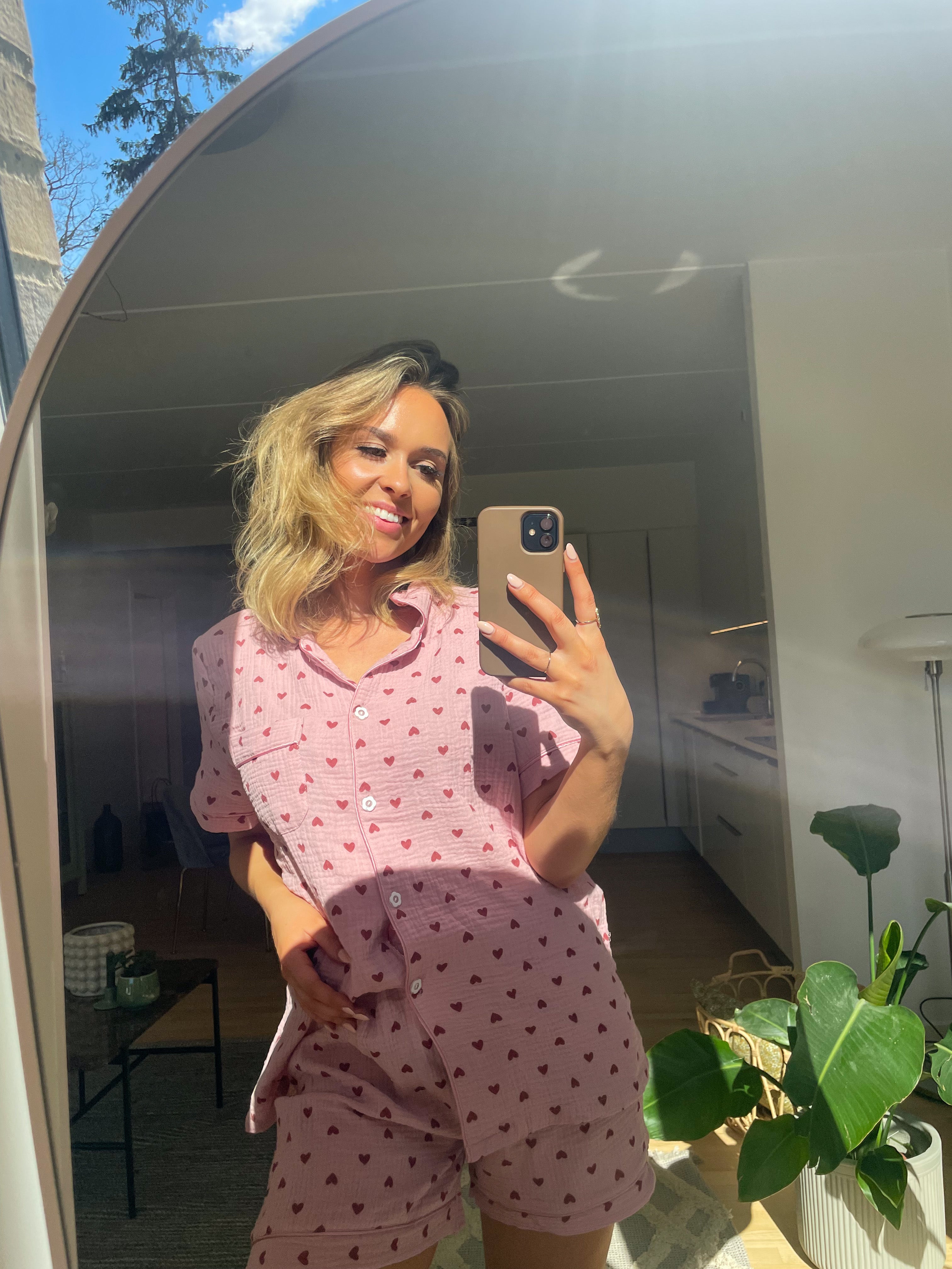 Et sæt rosa julepyjamas med hjerter på.