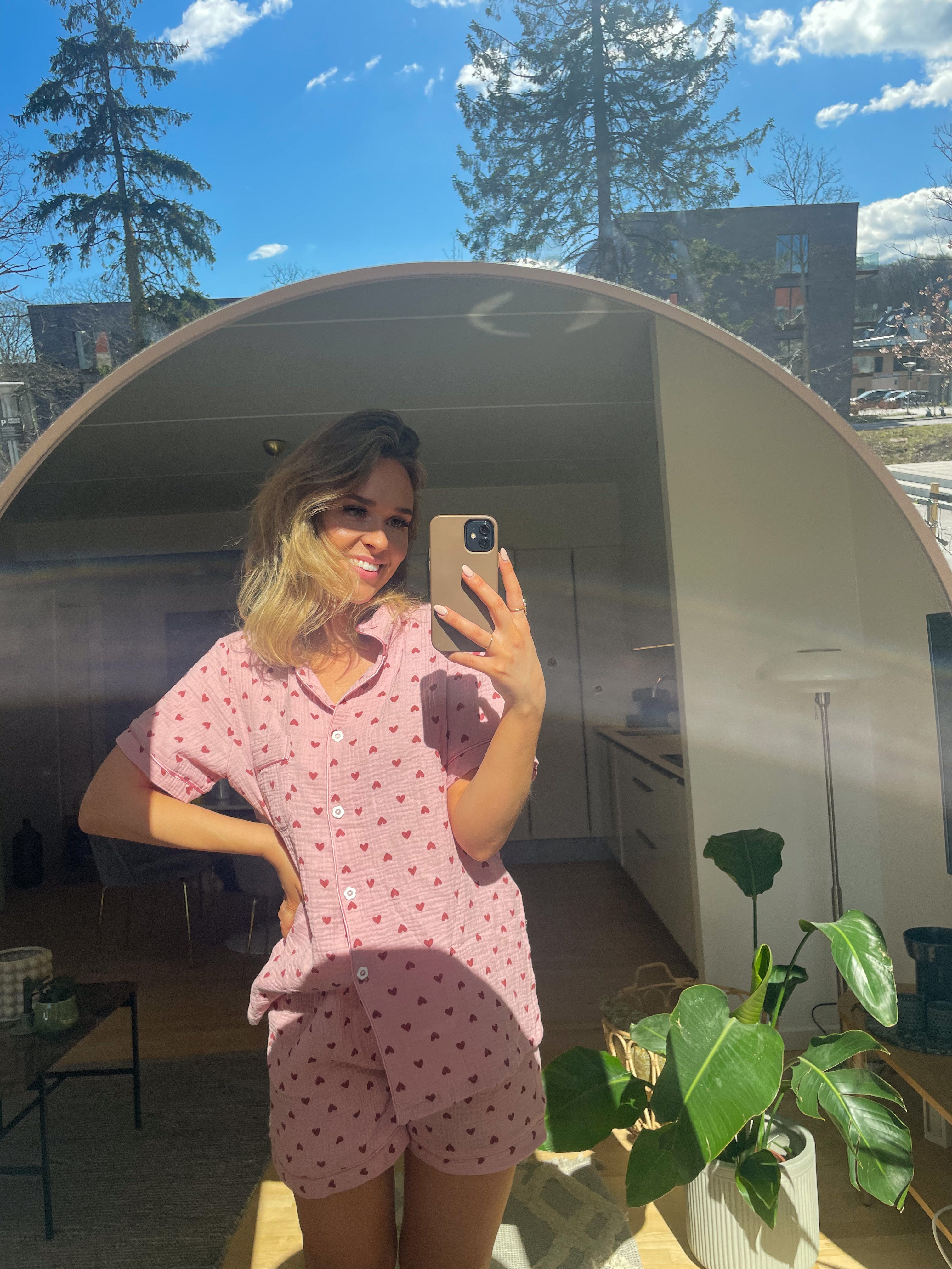 En dame med rose julepyjamas på.