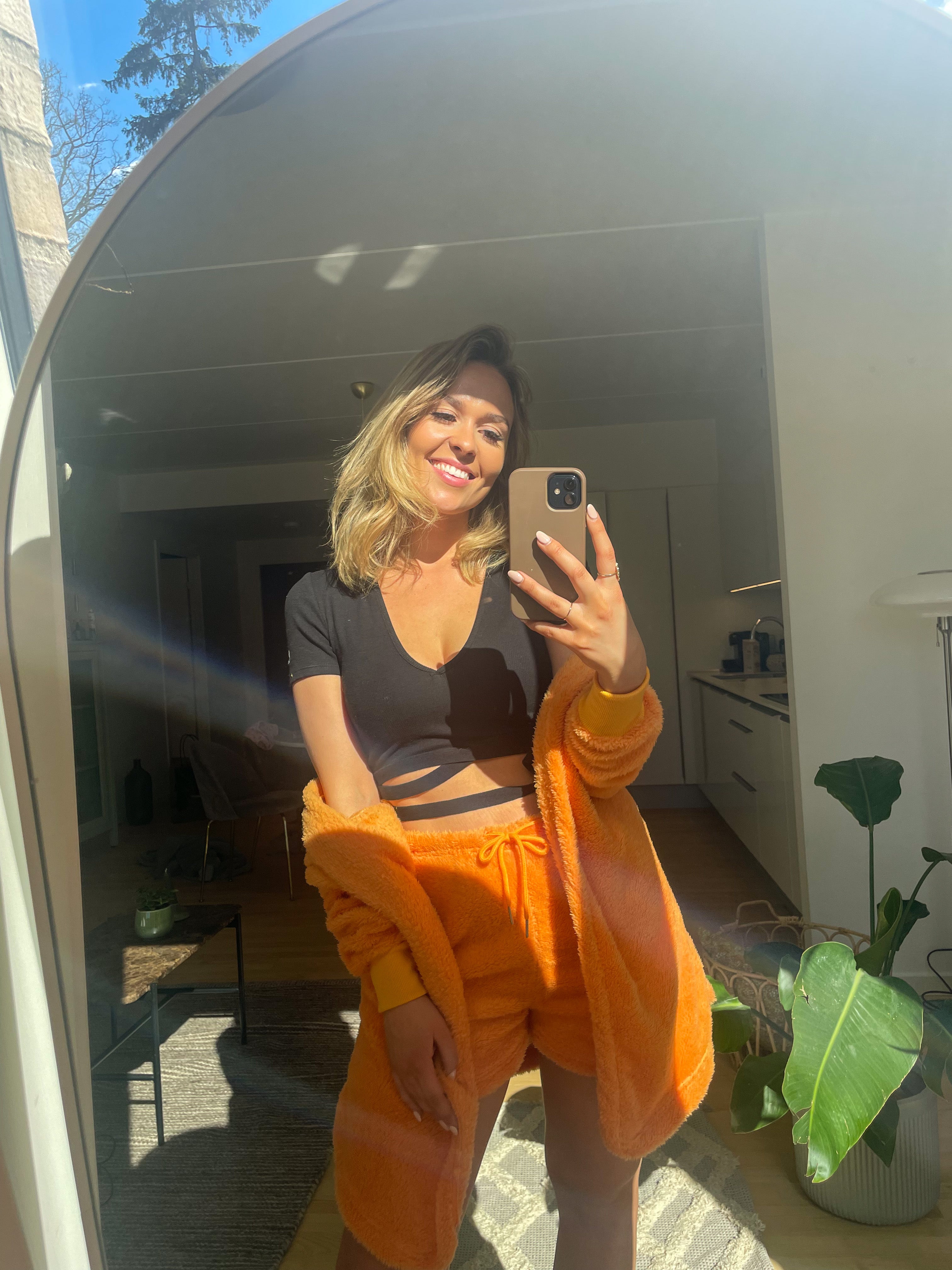 En dame iført orange hyggetøj.