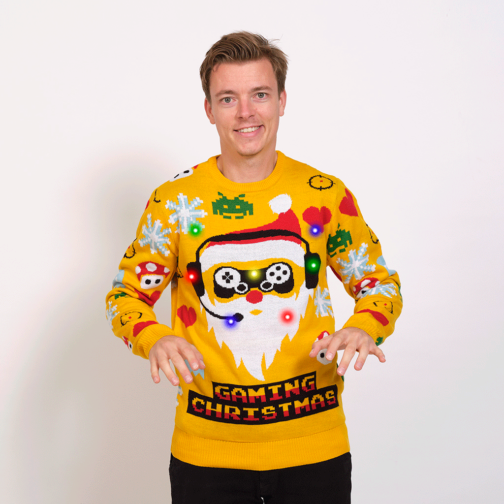 En man iført en gul gamer-julesweater.