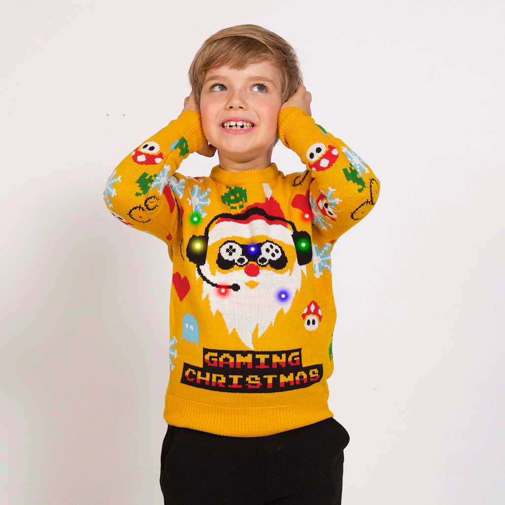 Et barn iført en gul julesweater.