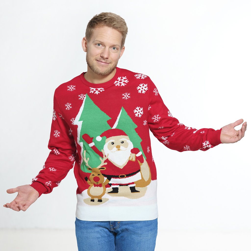 En mand poserer i sin røde julesweater med juletræer på.