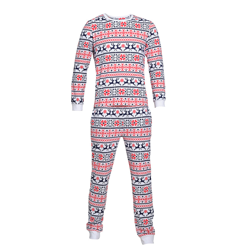 Et par hvide julepyjamas med julemønster.