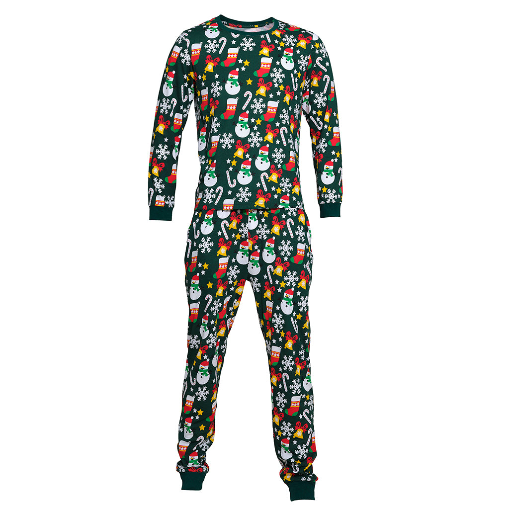En grøn julepyjamas med snemænd, sukkerstokke og snefnug.