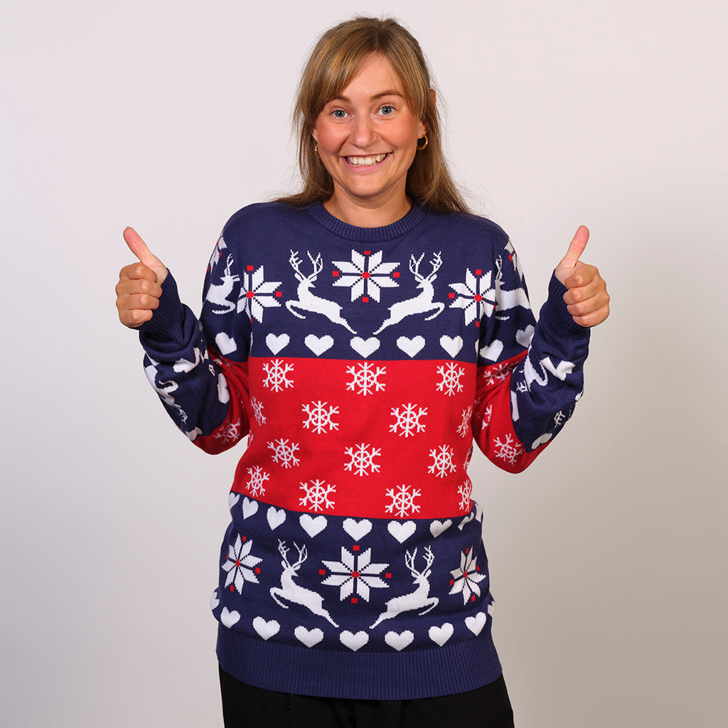 En dame i en julesweater med rensdyr og snefnug på.