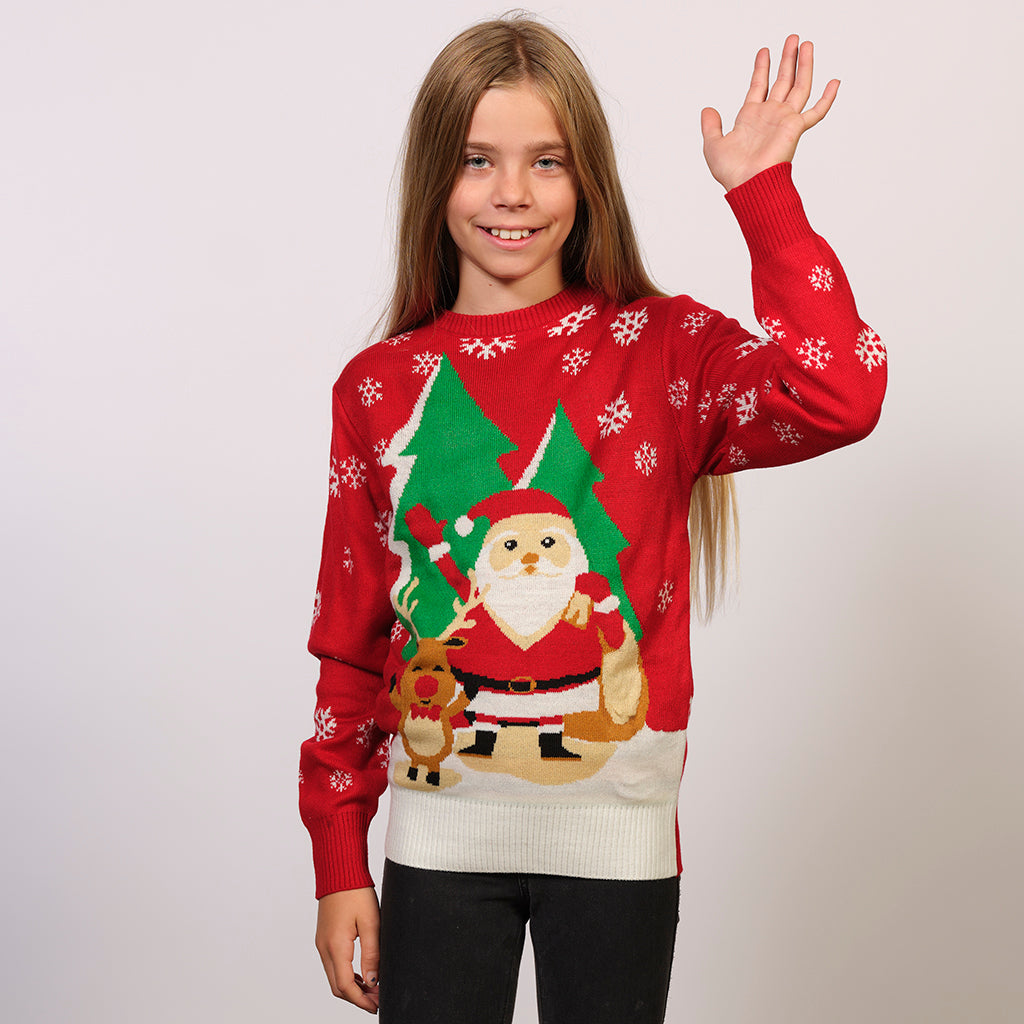 En pige iført en rød julesweater med et rensdyr og en julemand.