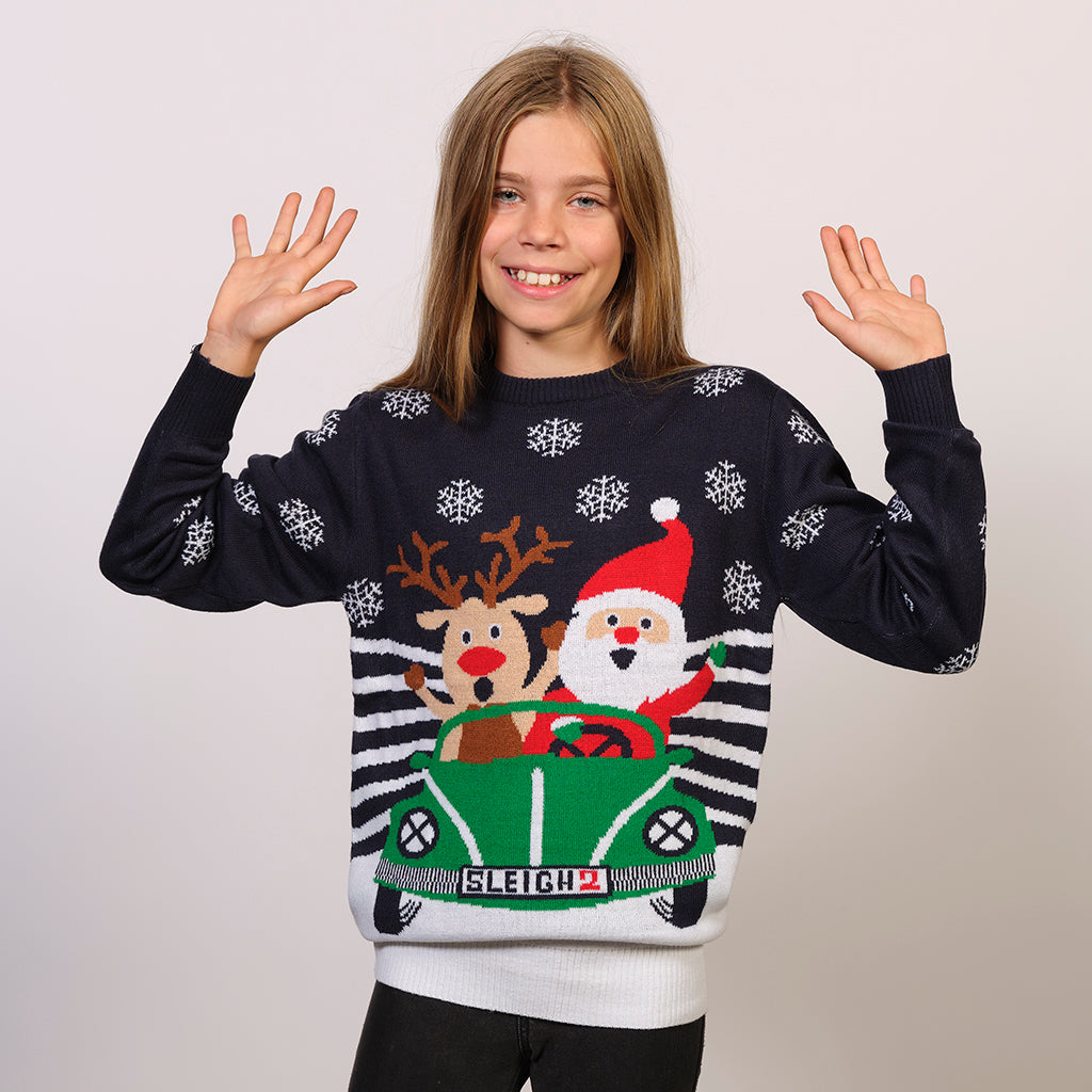 Et barn med en fin julesweater på.