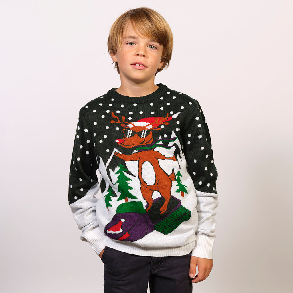 Et barn iført en julesweater med en figur på.