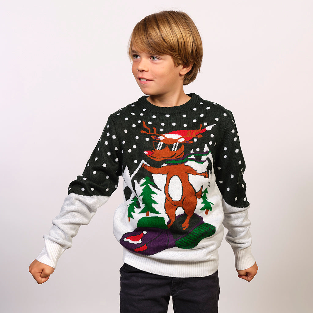 Et barn med hænderne til siden iført en fin julesweater.