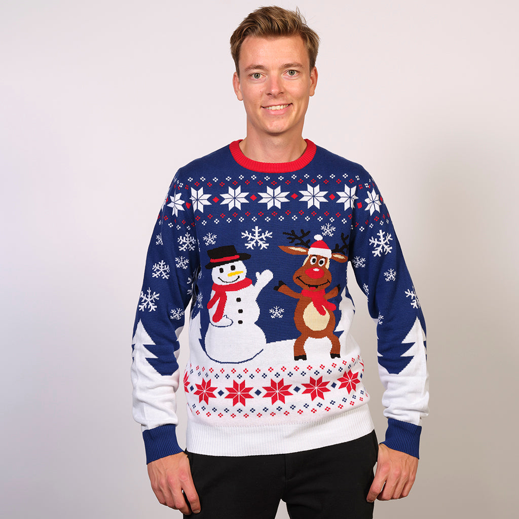 En smilende mand iført en julesweater med en snemand og et rensdyr.