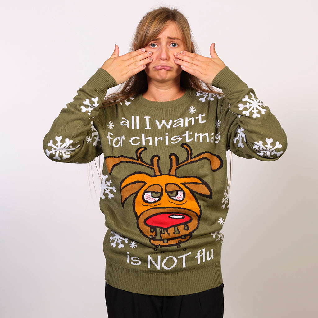 En kvinde der ser ked af det ud er iført en grøn julesweater.