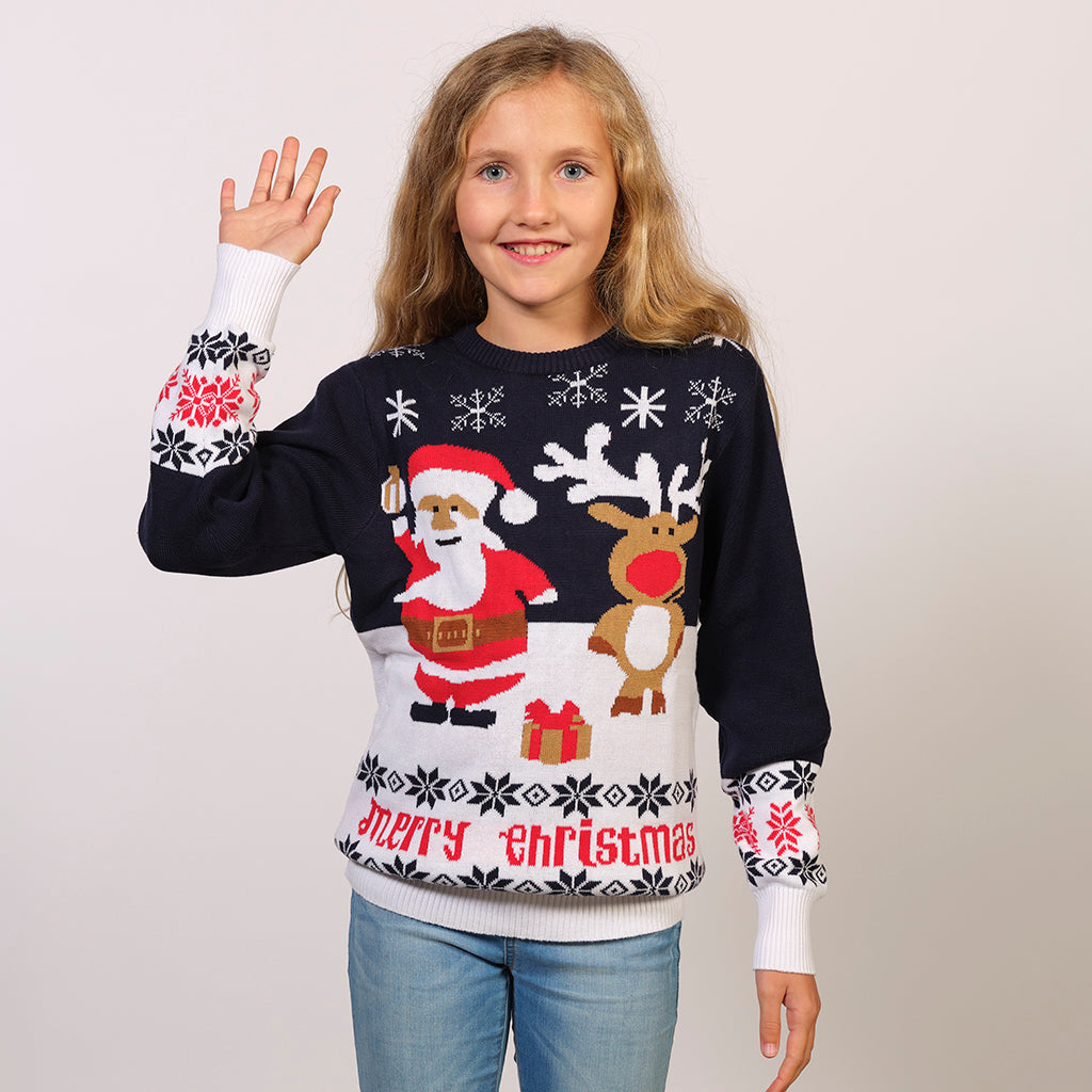 Et barn iført en blå og hvid julesweater med et rensdyr og en julemand på.