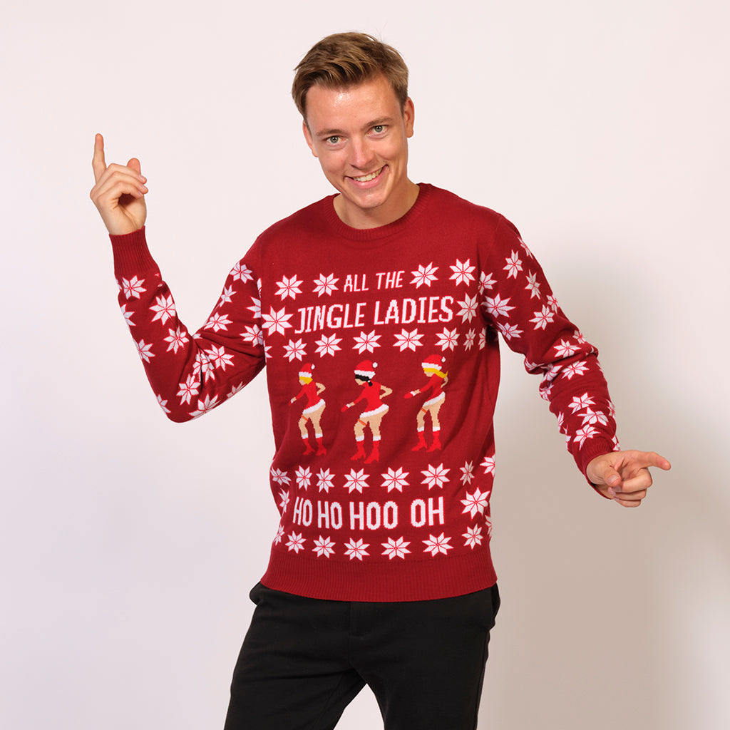 En smilende mand iført en rød julesweater med citatet 