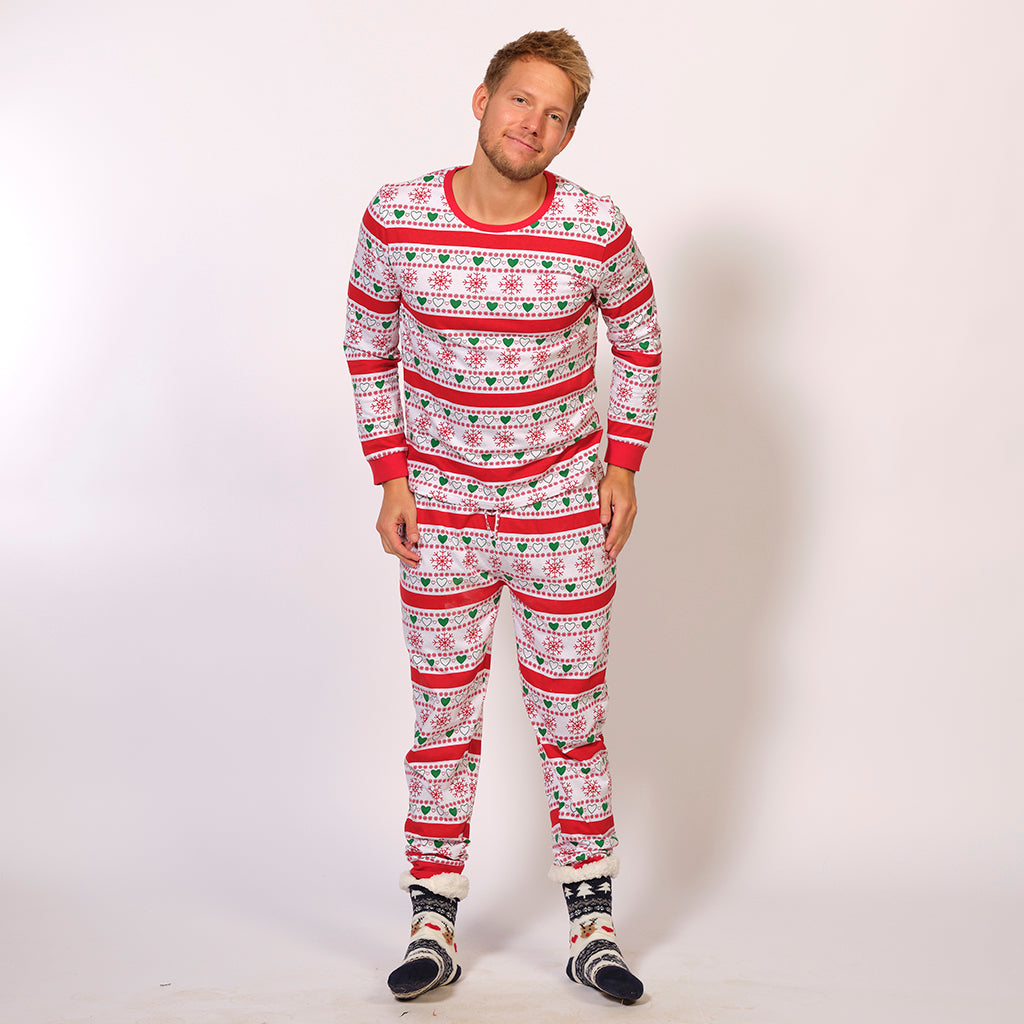 En poserende mand iført hvide julepyjamas.