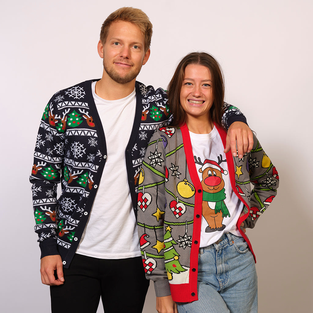 En mand og en dame poserer sammen i hver deres julesweater.