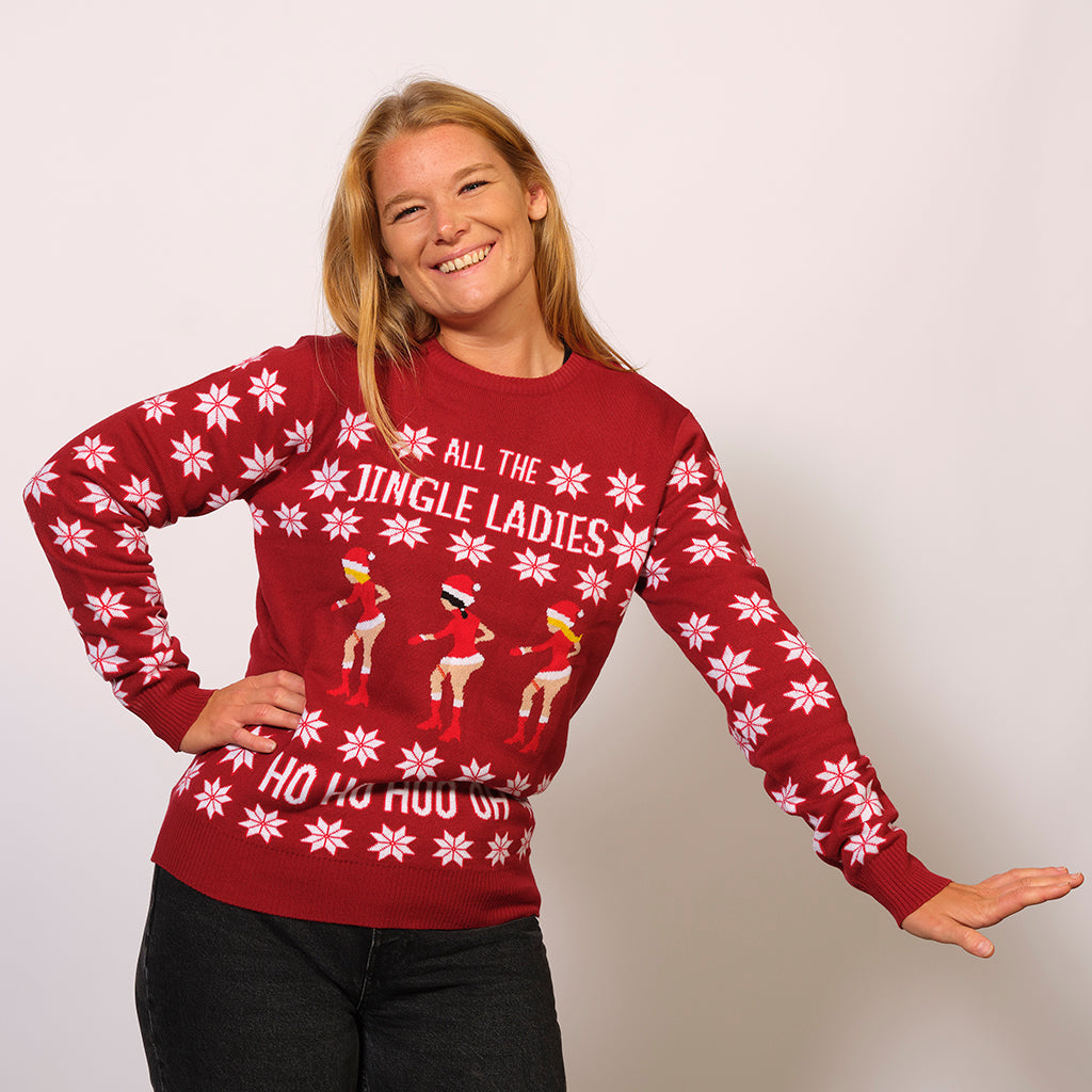 En smilende kvinde med en rød julesweater på.