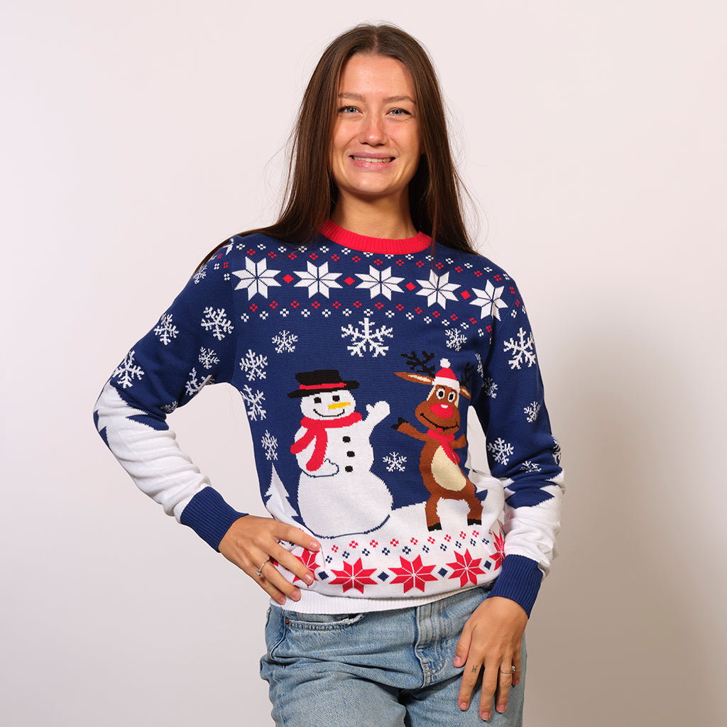 En smilende kvinde iført en blå julesweater.
