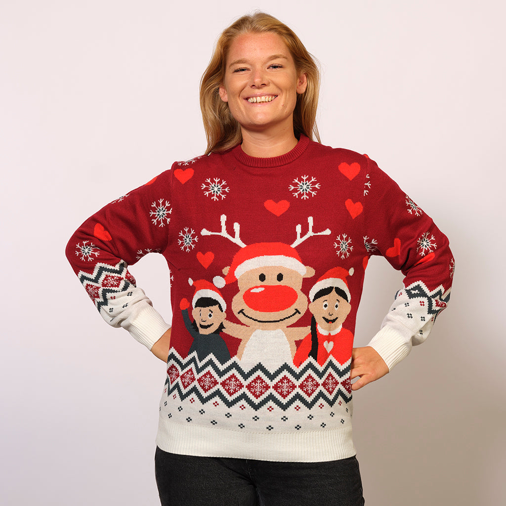 En kvinde iført en rød julesweater med hjerter og snefnug.