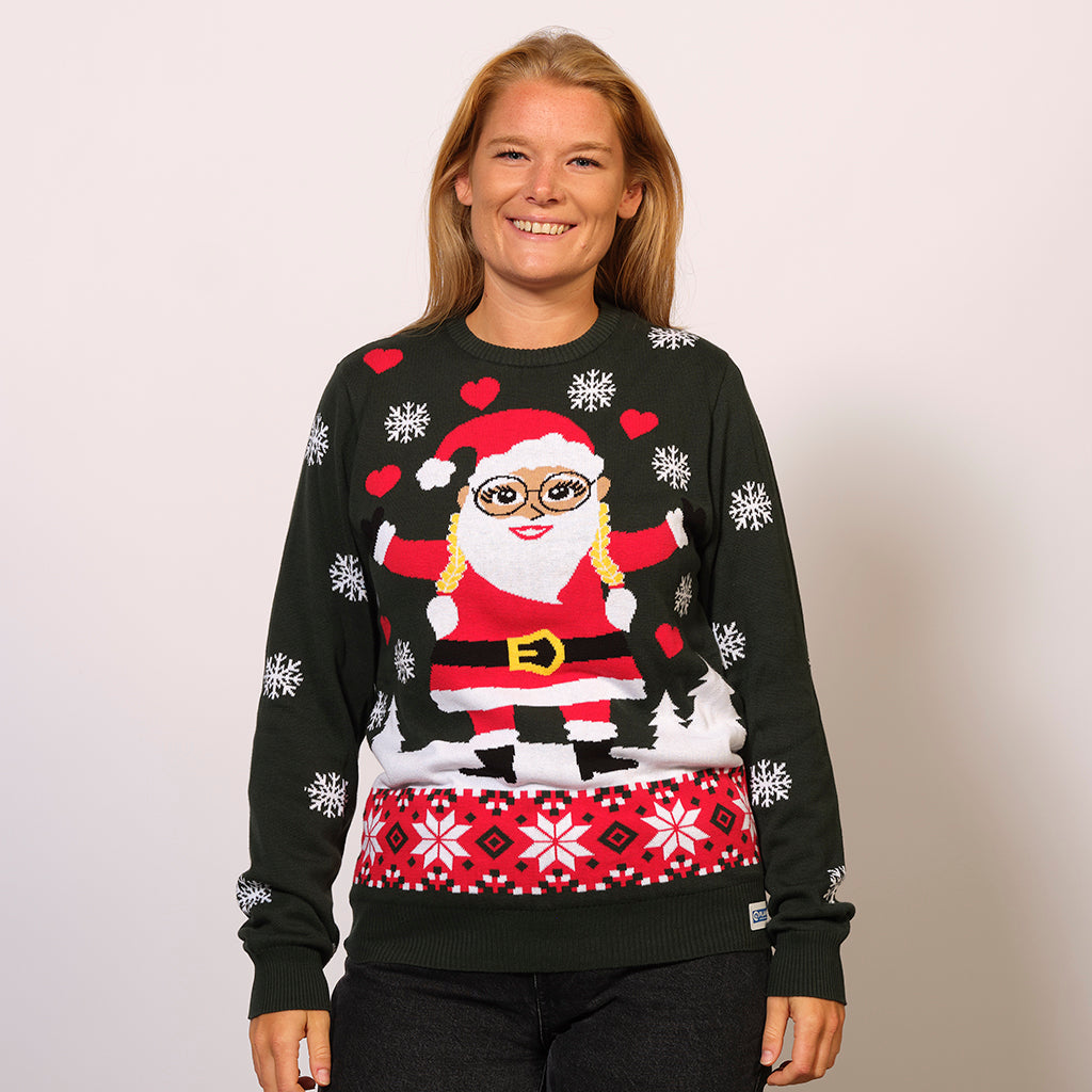 En smilende dame i en julesweater med en juleperson på.