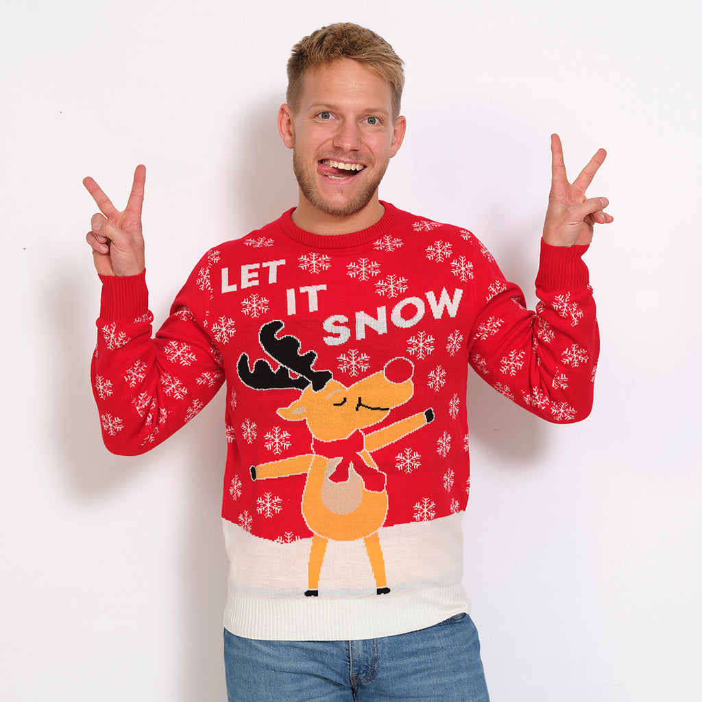 En mand viser peacetegn, mens han er iført en rød julesweater.