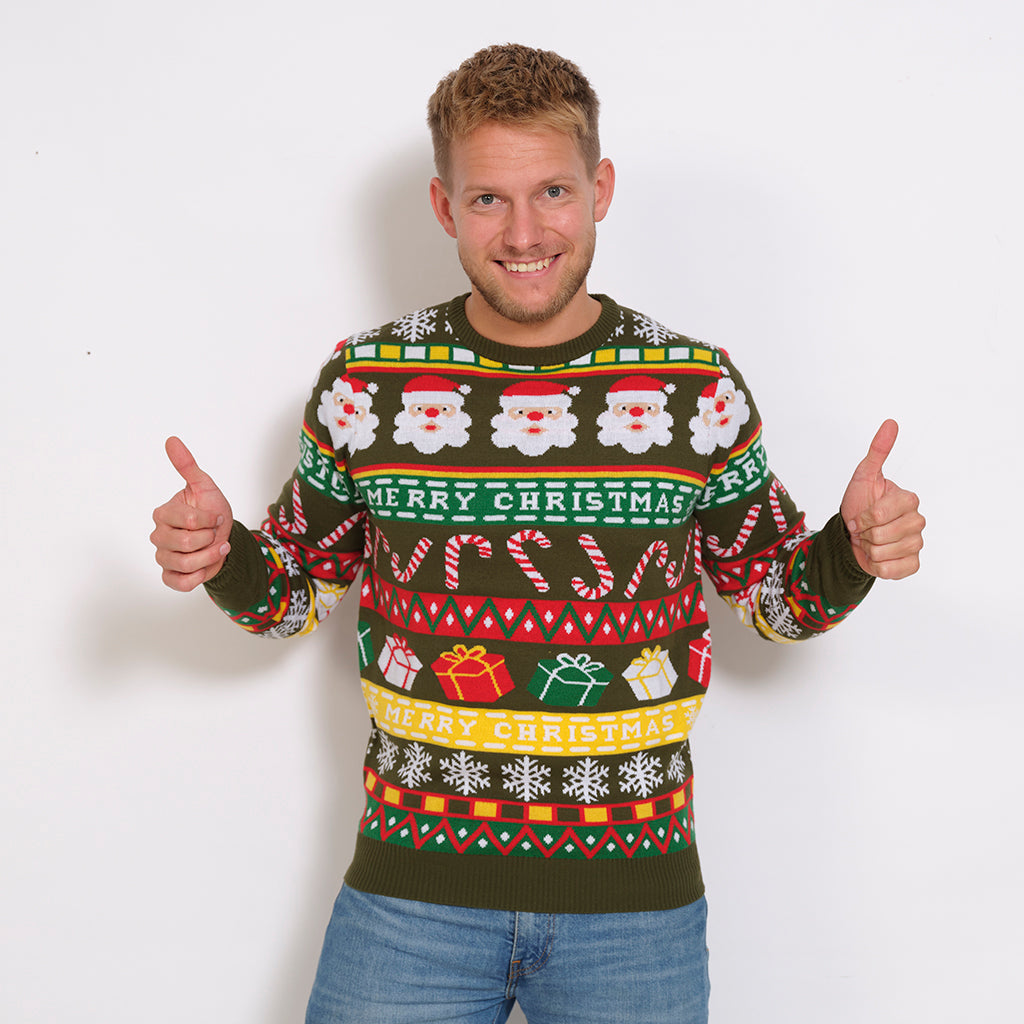 En mand iført en julesweater med sukkerstokke, gaver og snefnug på.