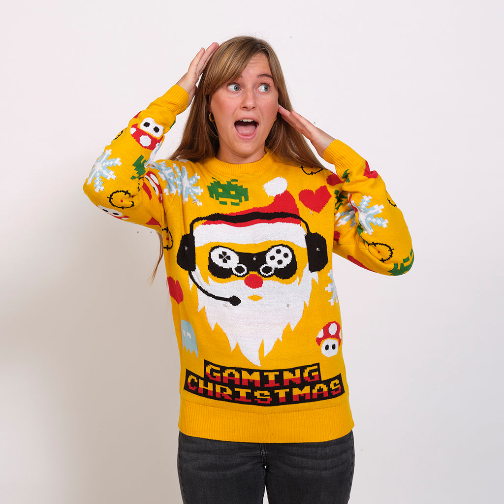 En kvinde, der ser overrasket ud, er iført en gul julesweater.