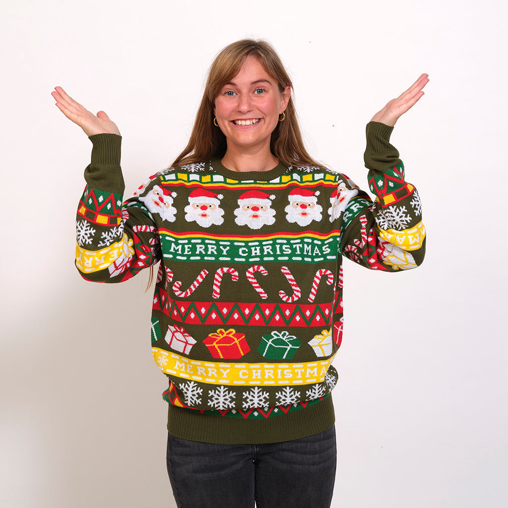 En kvinde iført en julesweater med sukkerstokke og citatet 