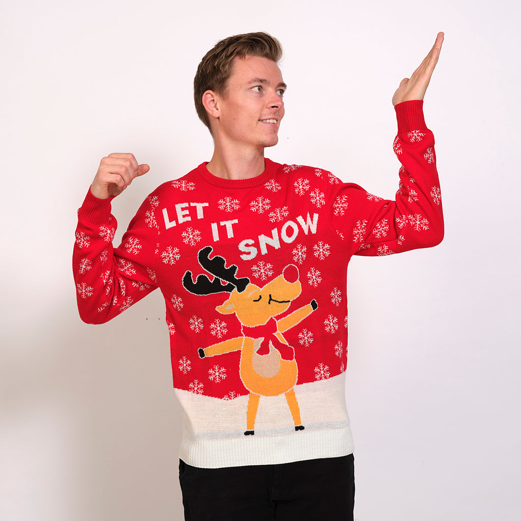 En mand poserer i sin flotte, røde julesweater med Rudolf på.