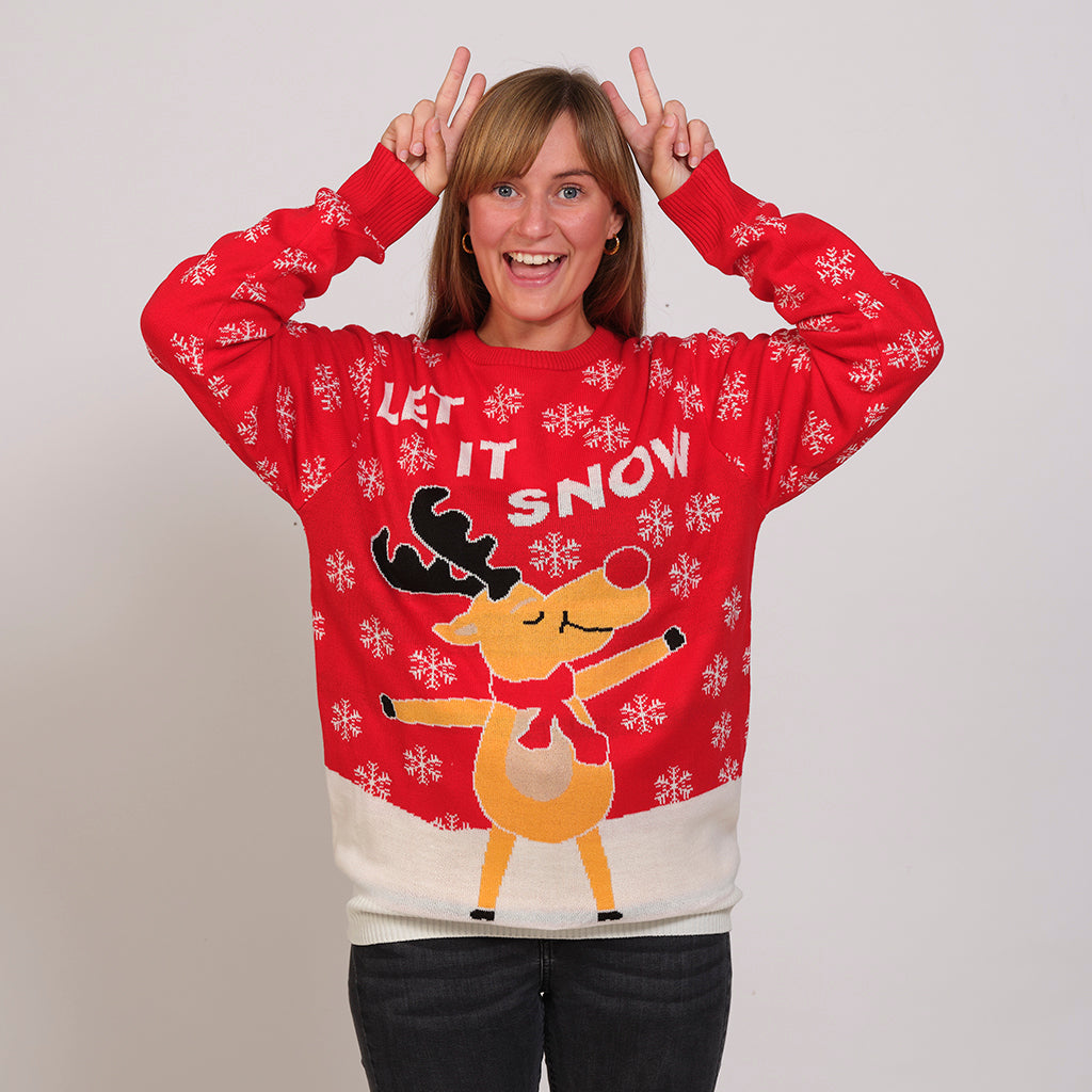 En poserende dame iført en rød julesweater.