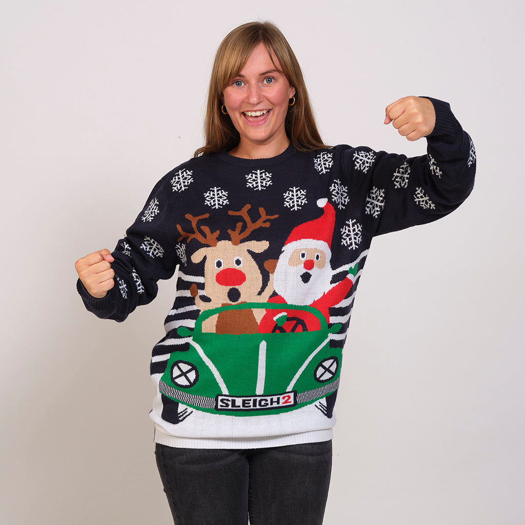 En smilende dame poserer i sin fine julesweater.