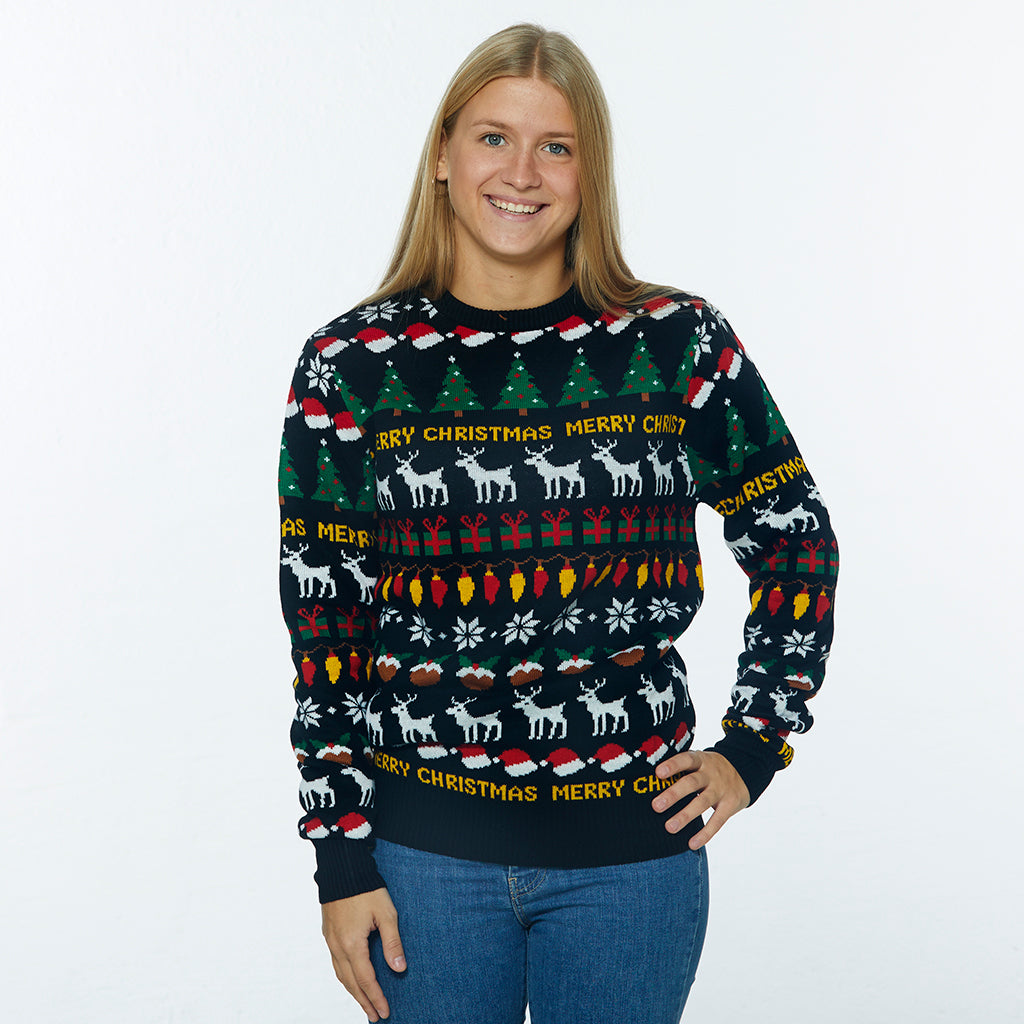 En smilende dame iført en sort julesweater med nissehuer, rensdyr og juletræer.