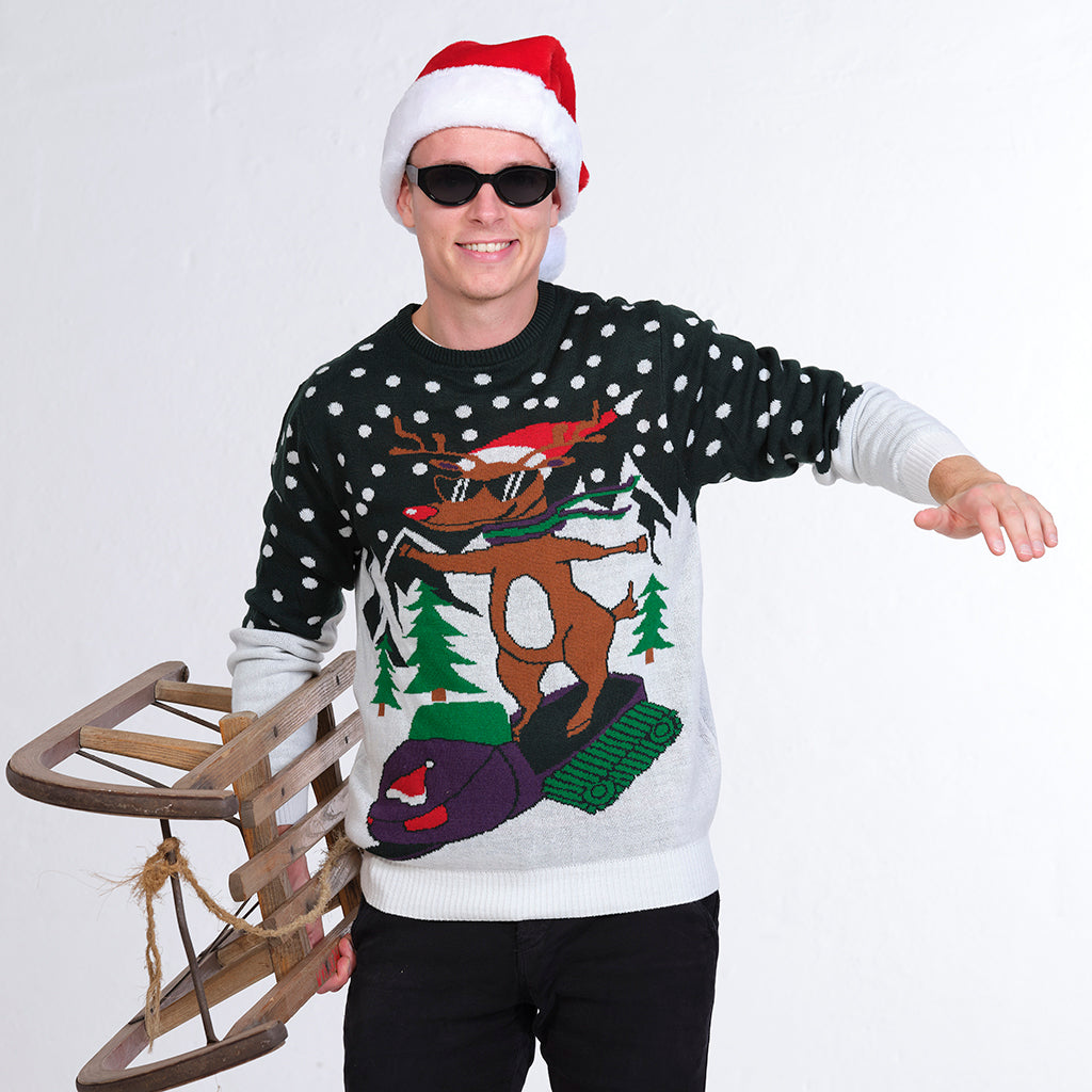 En mand med solbriller og en slæbe poserer i sin julesweater.