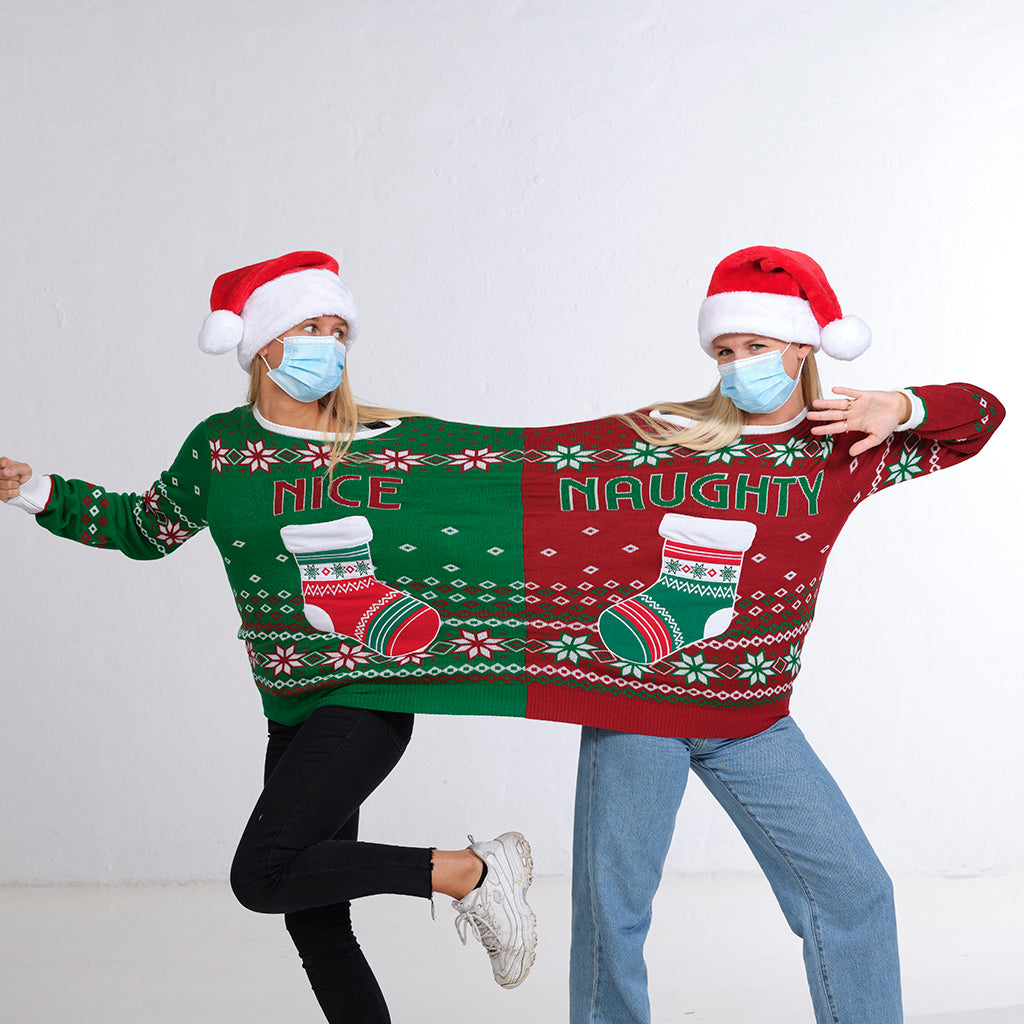 To kvinde iført en sammenhængende julesweater.