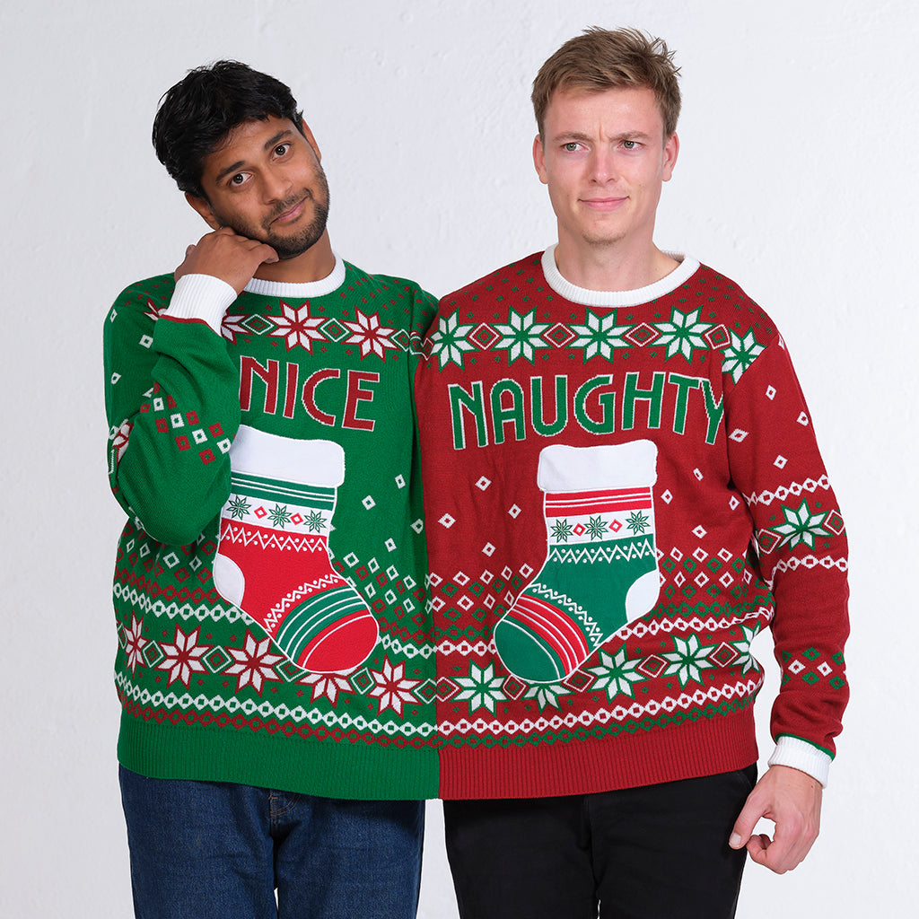 To mænd iført en venskabsjulesweater.