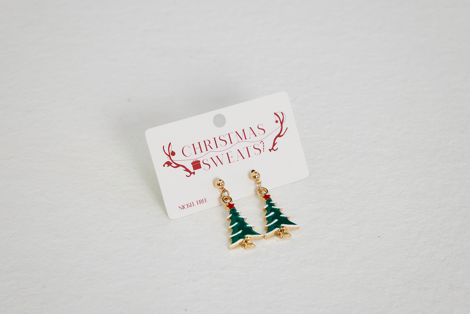 Et par juletræsøreringe.