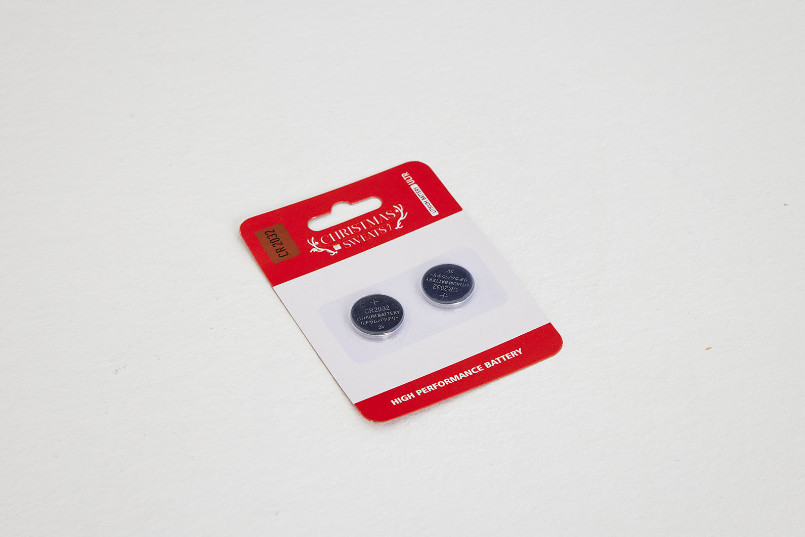 En pakke batterier set fra en skrå vinkel, som kan bruges til en LED-julesweater.