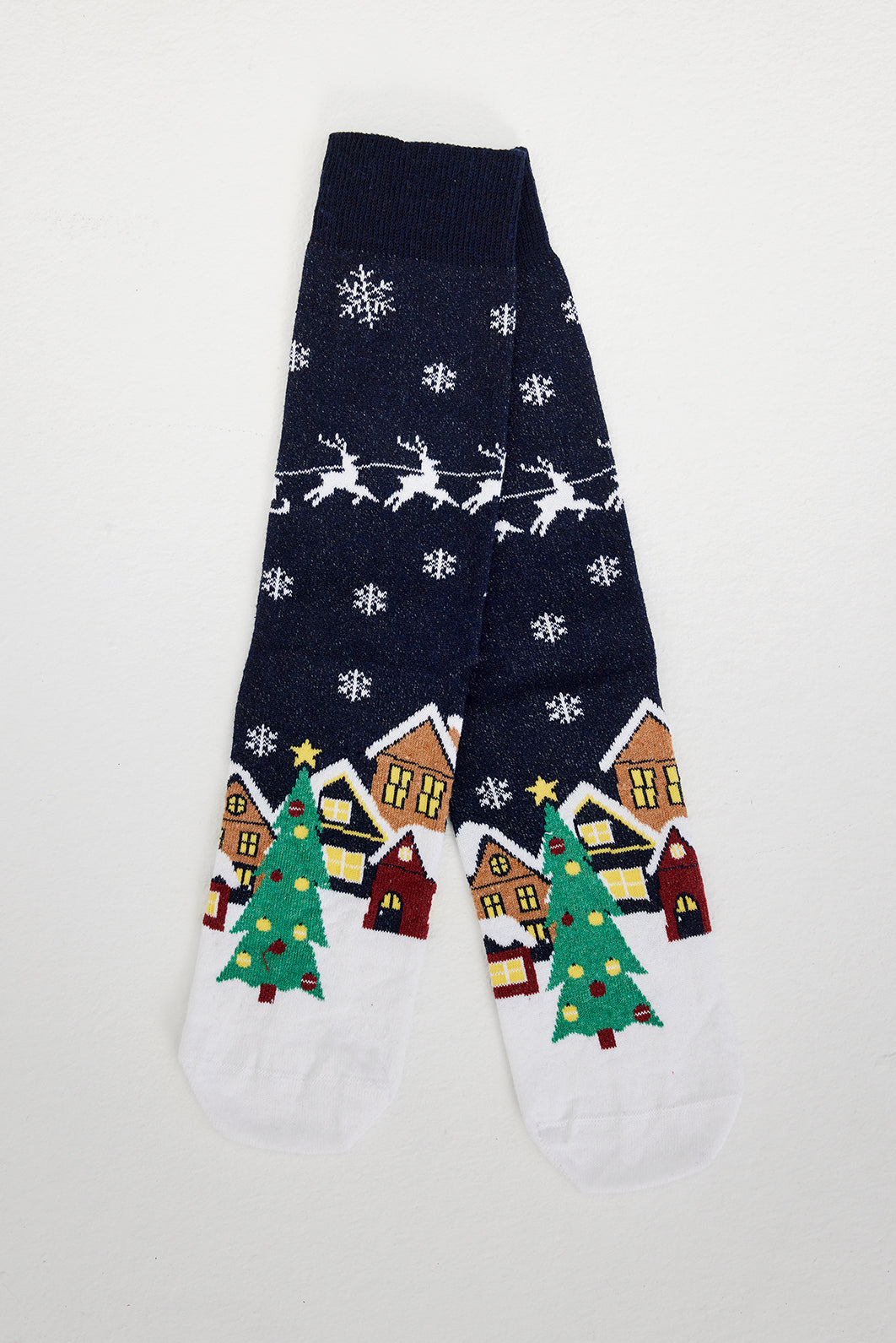 Et par sorte julesokker med snefnug på.