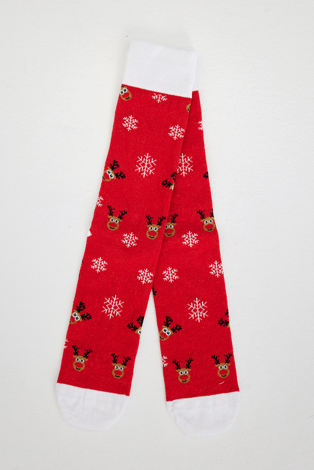 Et par røde julesokker med rensdyr og snefnug på.