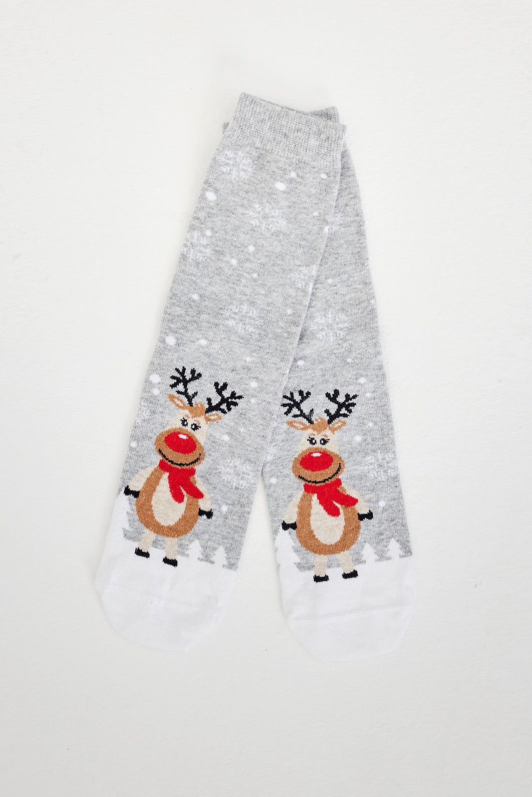 Et par julesokker med rensdyr og snefnug på.