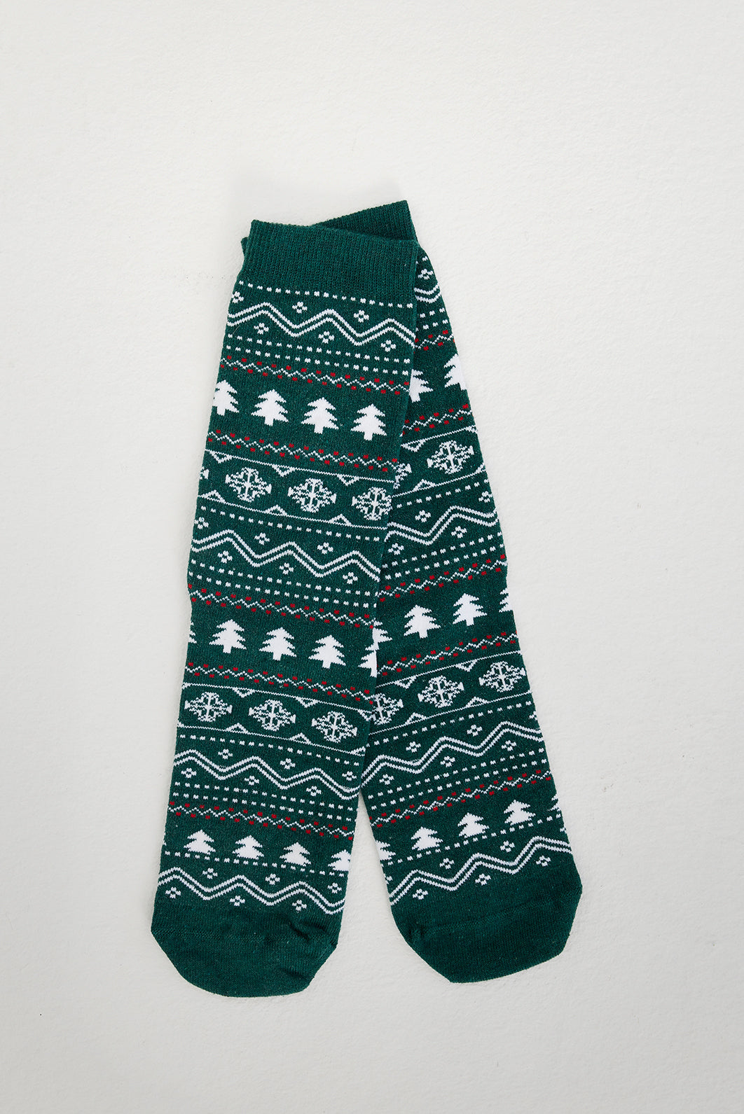 Et par grønne julesokker med julemønster.