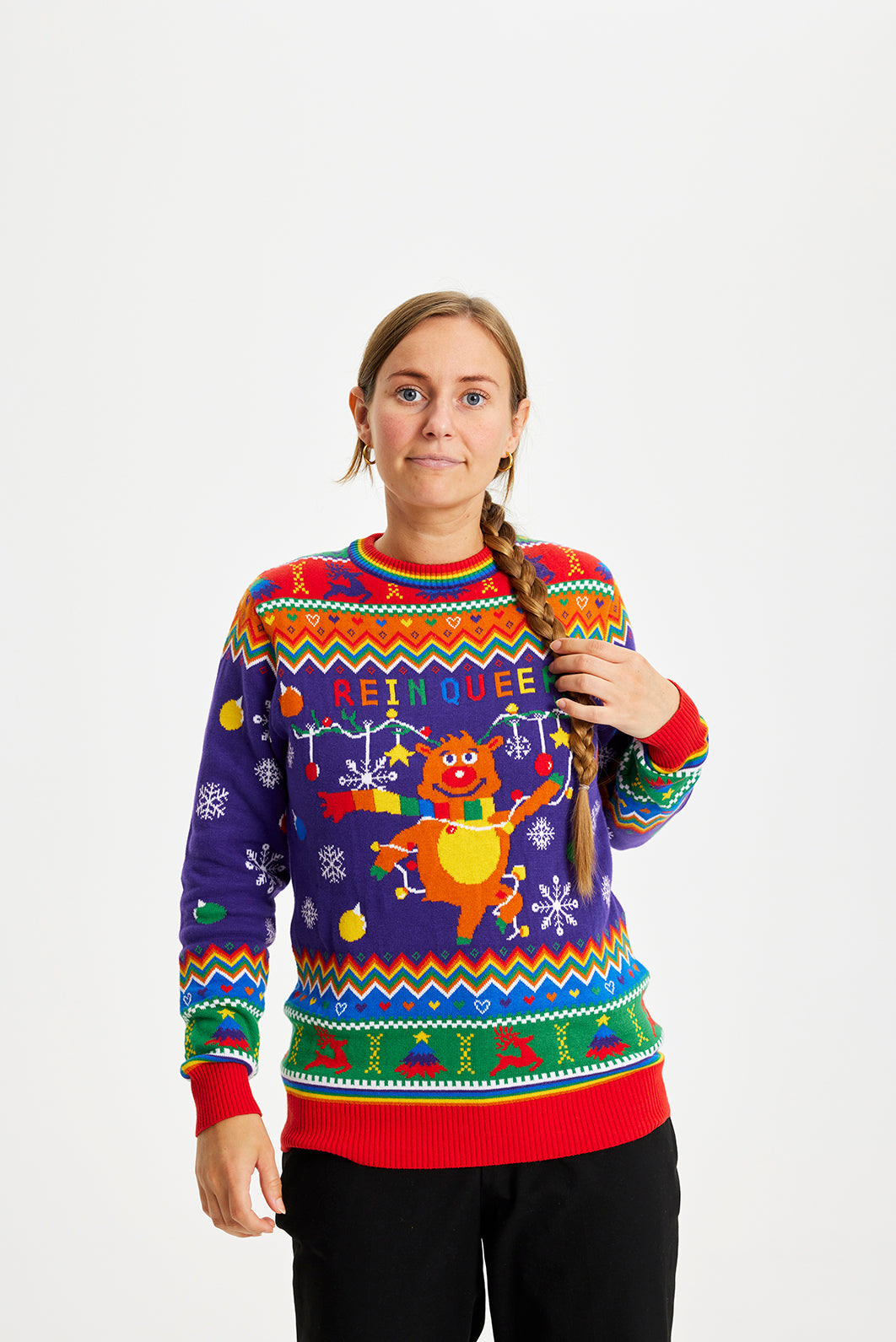 En dame iført en julesweater med et rensdyr.
