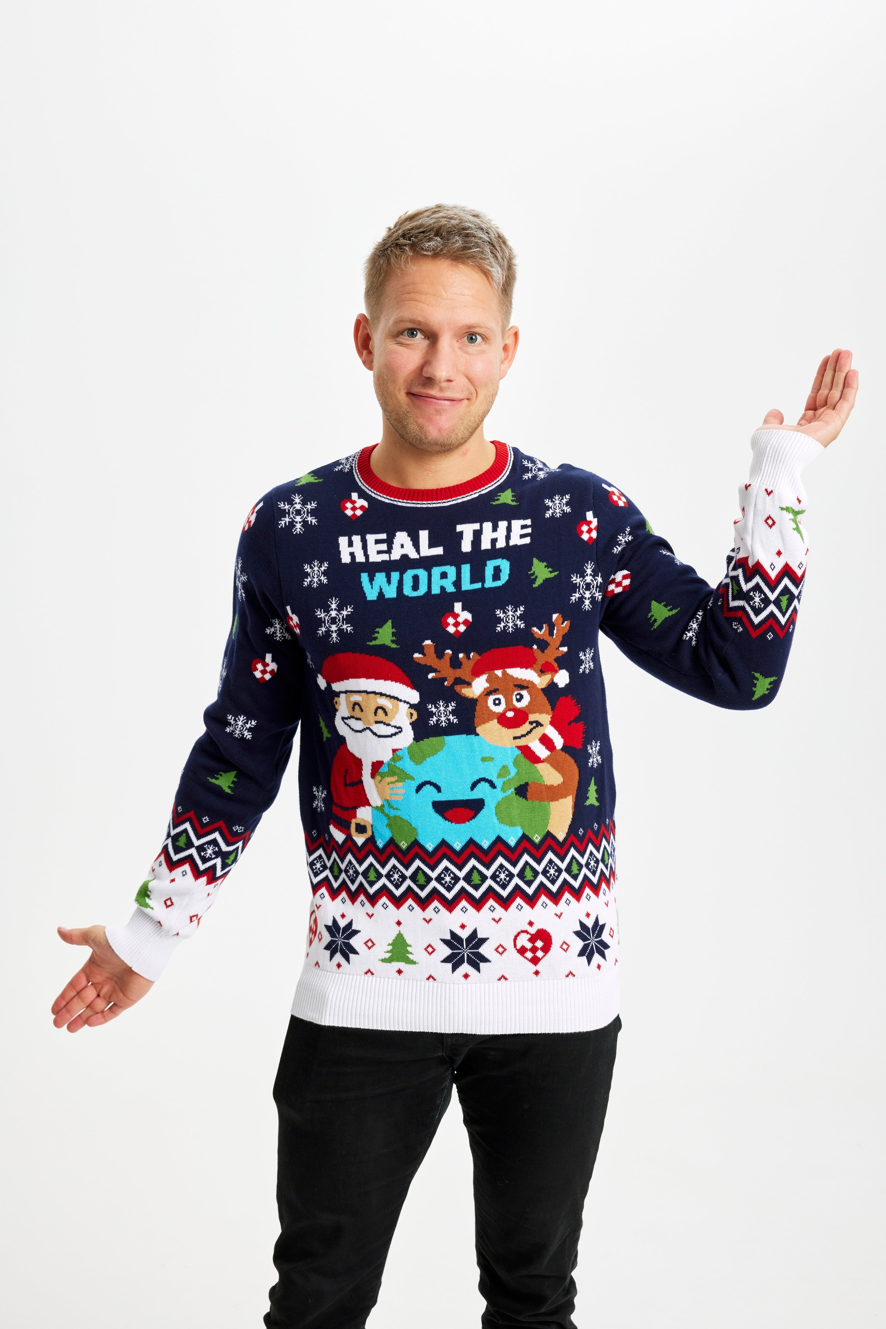 En glad man poserer i sin julesweater med en julemand, rensdyr og en planet på.