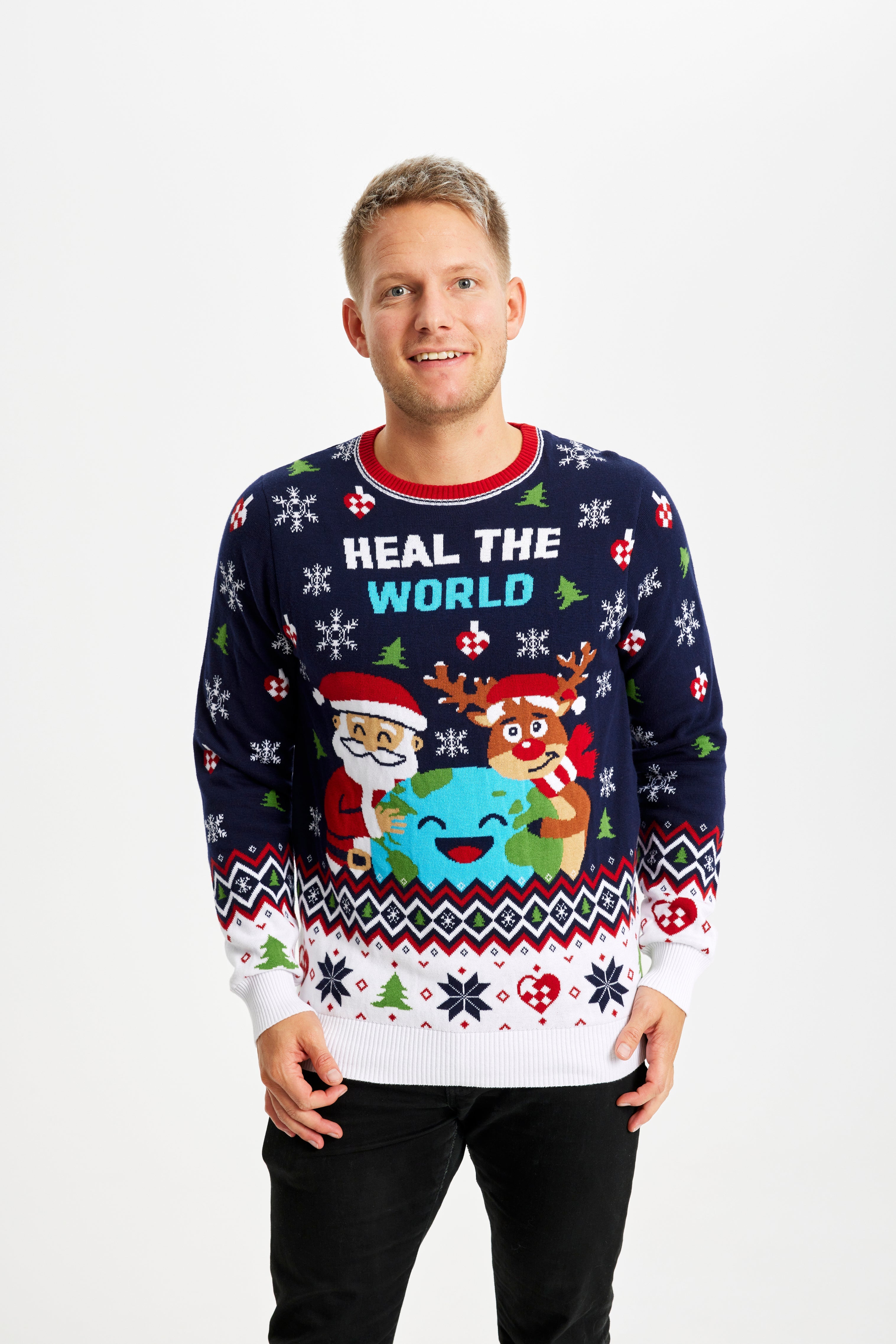 En smilende mand iført en blå julesweater.