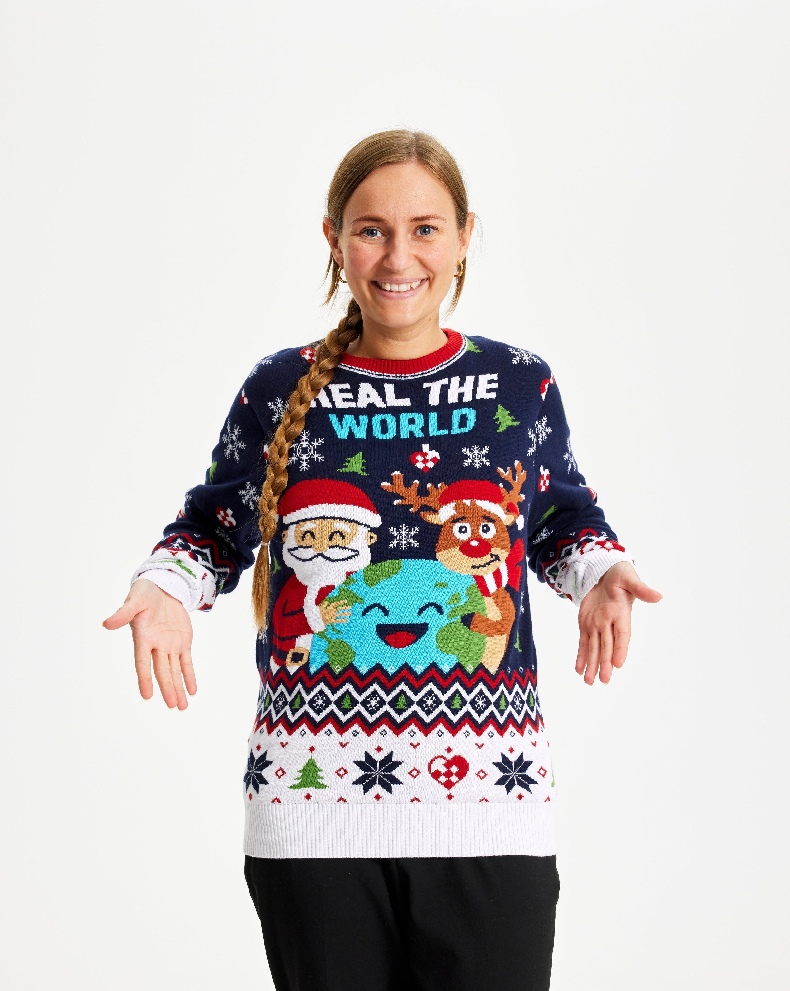 En kvinde iført en julesweater med citatet 
